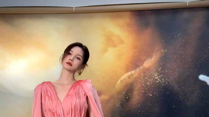 沈梦辰颠覆以往活泼形象，岁月沉淀的从容比造型更动人