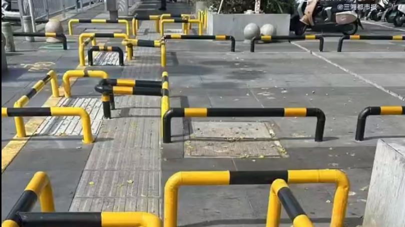 盲道变“忙道”：长沙一20米人行道装了近20个防撞栏