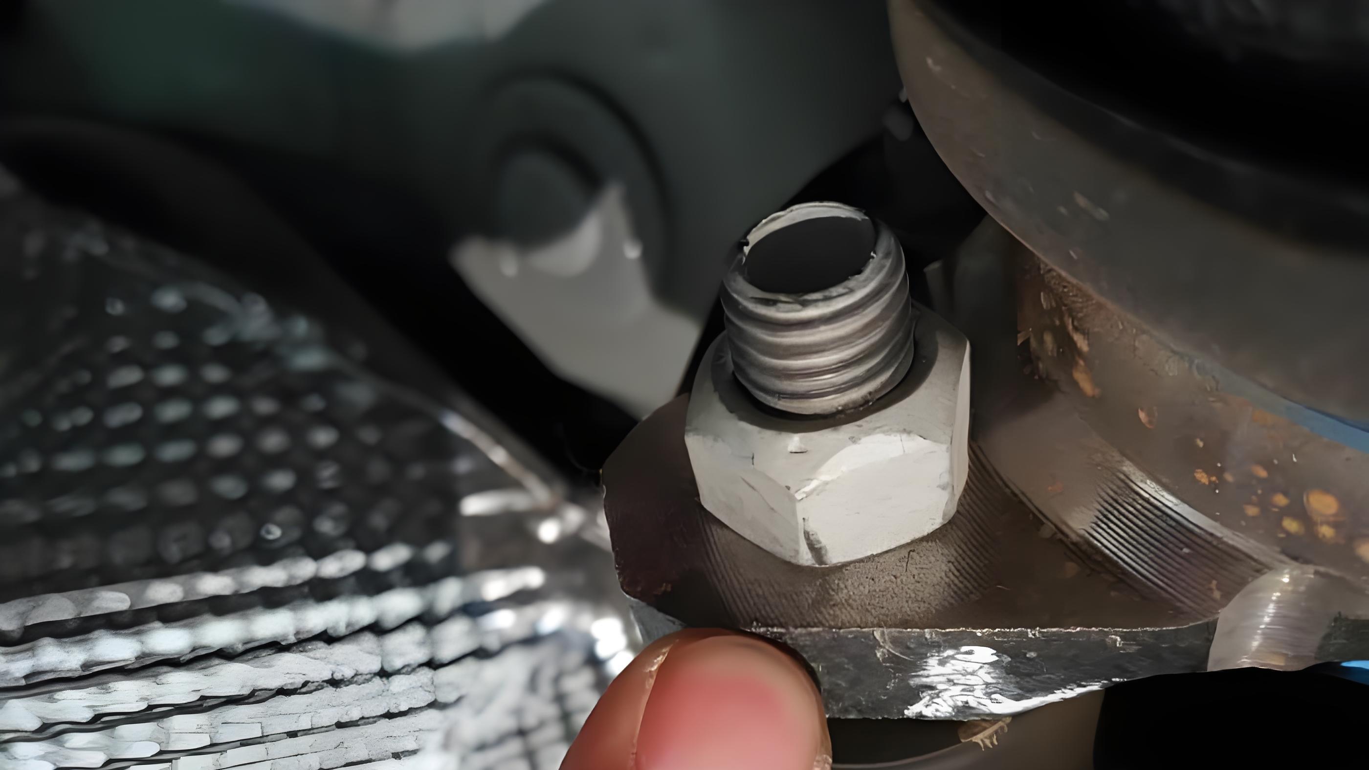 新车上的螺丝为什么看不出拧过的痕迹？难道厂家不是用扳手组装的？