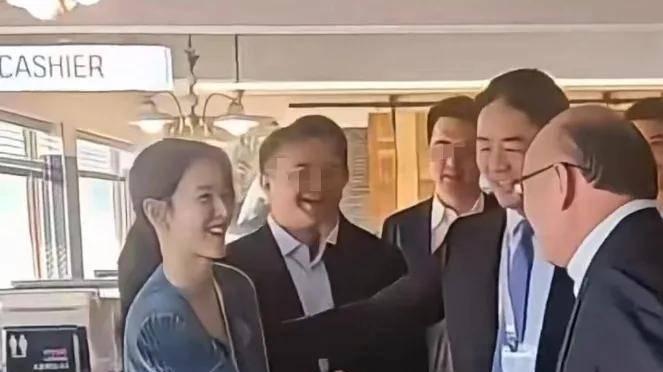 自嘲在老婆面前没自信后，刘强东章泽天再同框！这次满眼自豪……