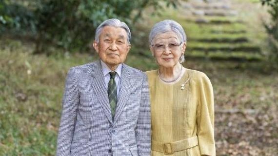 91岁明仁：成为日本历代天皇中最长寿的一位，90岁美智子白发优雅