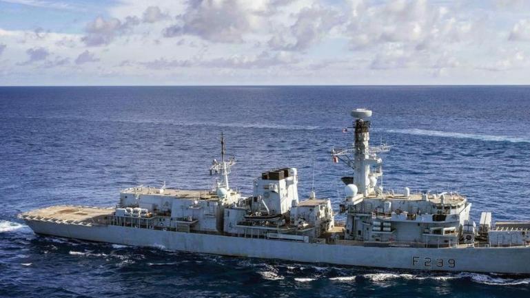 英舰“硬闯”台海，遭"模拟斩首" ，解放军战机俯冲警告，英官兵惊呼"被杀死"！
