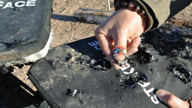 身中12枪都没死！老外质疑中国防弹衣有钢板，拆开后都看懵了