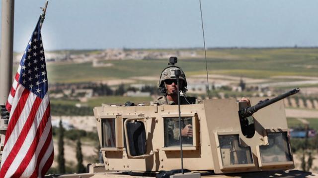 突发！菲律宾派人非法登上中国铁线礁！中国海警也登上去了！