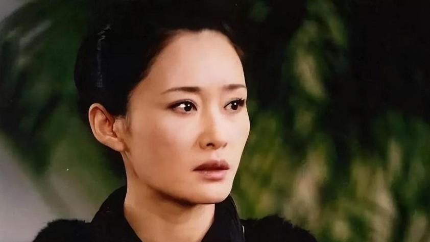 因尺度过大遭受批评退出圈子！58岁逆转成为肖战老板娘