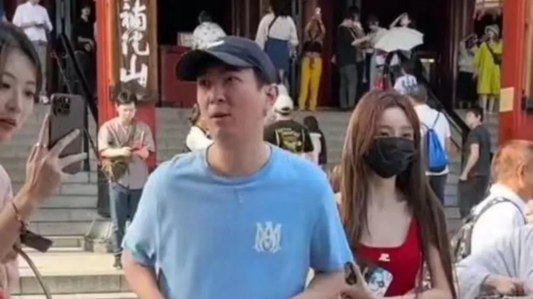 王思聪和女友现身香港，街头紧紧拥抱，懒懒提着大包，路人美女捂嘴偷笑