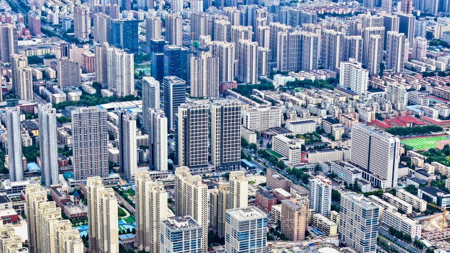 夜跑族的光影游戏：用运动轨迹画出建筑轮廓