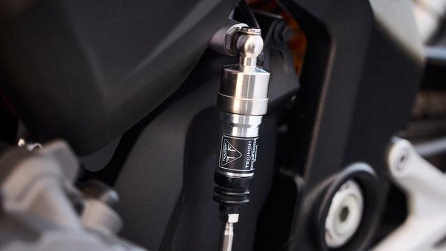 180匹马力、赛道级电控、2026凯旋Speed Triple 1200 RX限量发布