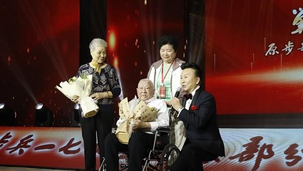央视名嘴张泽群60岁啦！一首诗，道尽人生风雨？未来走向？