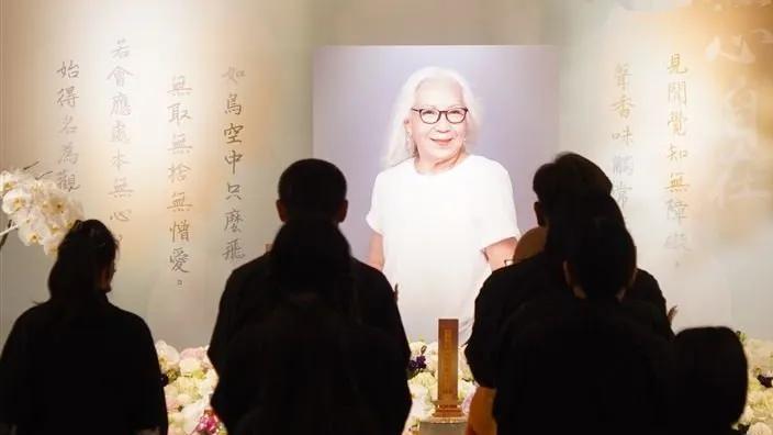 张震为母亲办葬礼，和哥哥在灵堂痛哭，长辈拥抱安慰，场面好悲伤