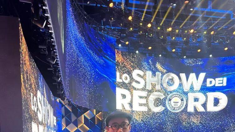 36.13秒劈腿跳跃踢破20个气球 重庆小伙创吉尼斯纪录