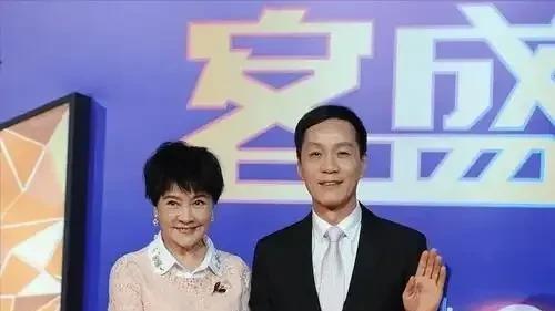 冯远征拍戏敬业内幕



你能想象吗？荧幕上让人恨得牙痒痒的家暴男安嘉和，私下竟