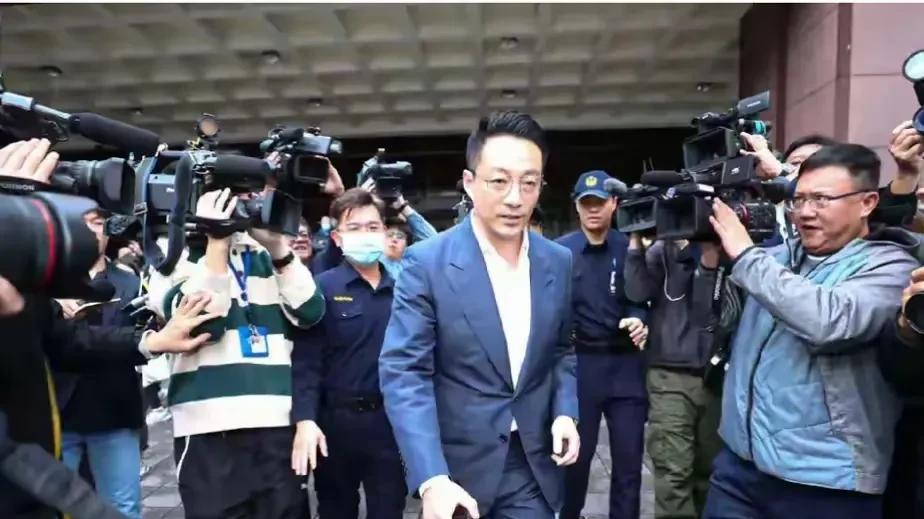 台媒曝汪小菲律师与法官密谈半小时，背后竟藏着大S的“案中案”！