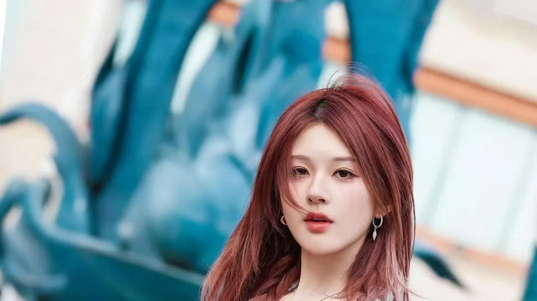 赵露思“重生”后颜值回春！音乐节又唱又跳，屏幕都美得发烫