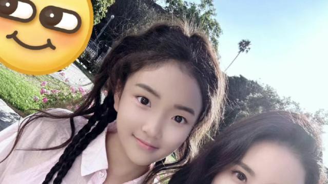 刘雨欣13岁女儿近照曝光，母女神似印证天然颜值，整容传言终结