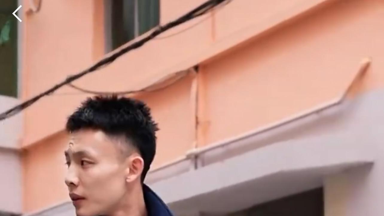 广东出征上海！胡明轩眼神坚定，徐杰紧张兮兮，贝兹利戴雷锋帽
