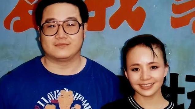 宋丹丹与老公逛商场，幸福满溢如年轻情侣，经历三段婚姻终获真爱