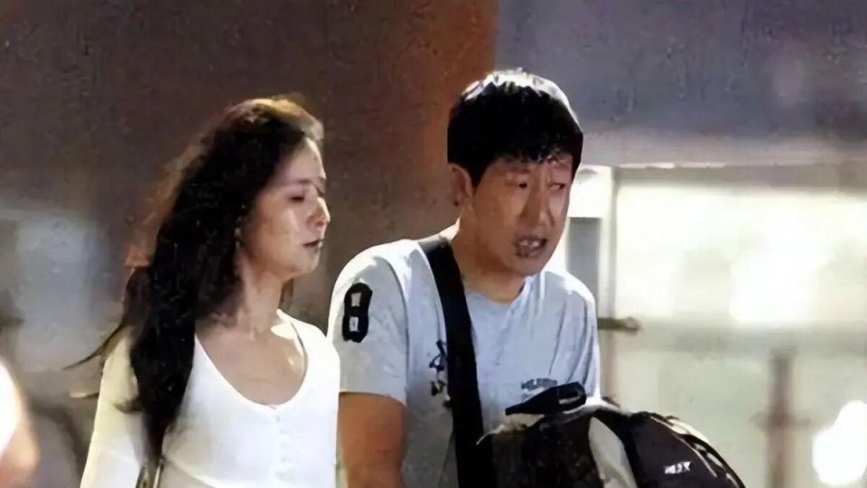 张国强：被前妻嫌穷，40岁二婚带子娶郭京飞旧爱，如今苦尽甘来