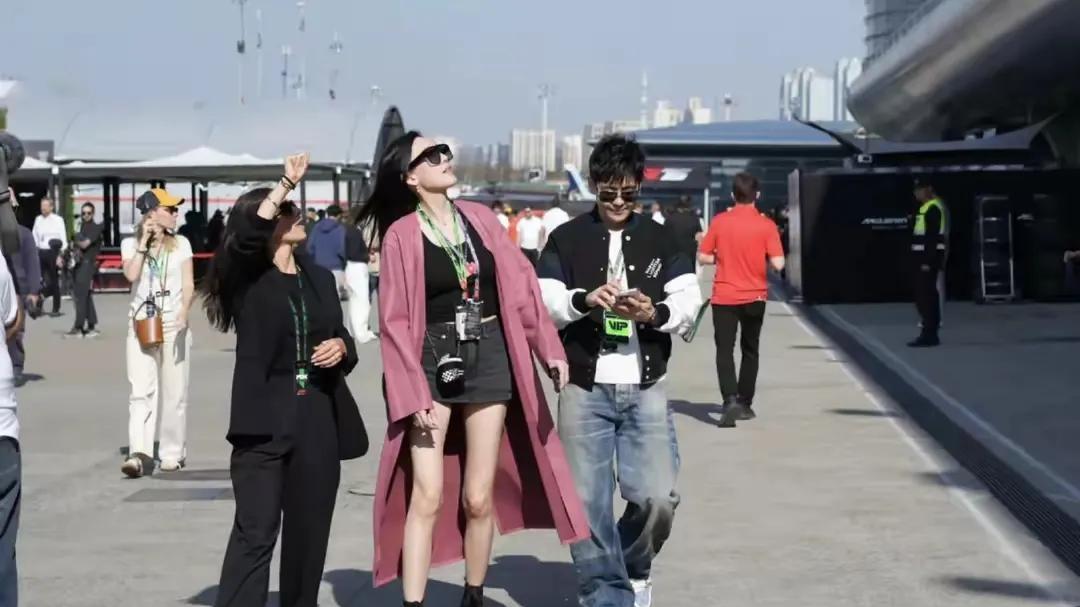 50岁林志颖上海看赛车！陈若仪露腿造型意外抢镜引热议