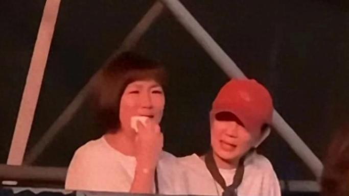 谁让 Selina 泪崩？Hebe 一句话，Ella 一个拥抱，再也回不去了？