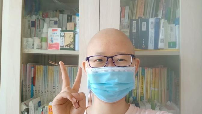 女孩患癌母亲倾家荡产



一个女孩，身患癌症，母亲为她倾尽所有，卖房，负债，只