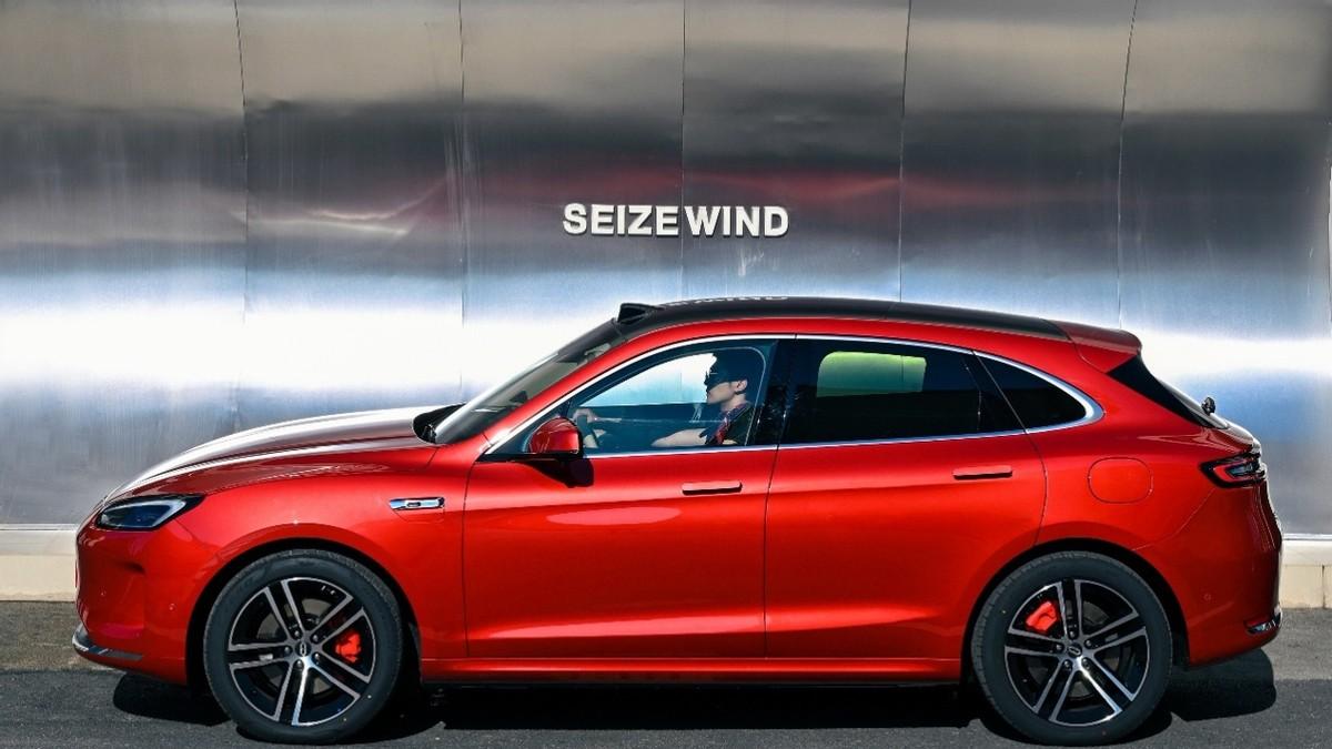 问界新M5 Ultra对比特斯拉Model Y，谁是更适合中国路况的出行伙伴？