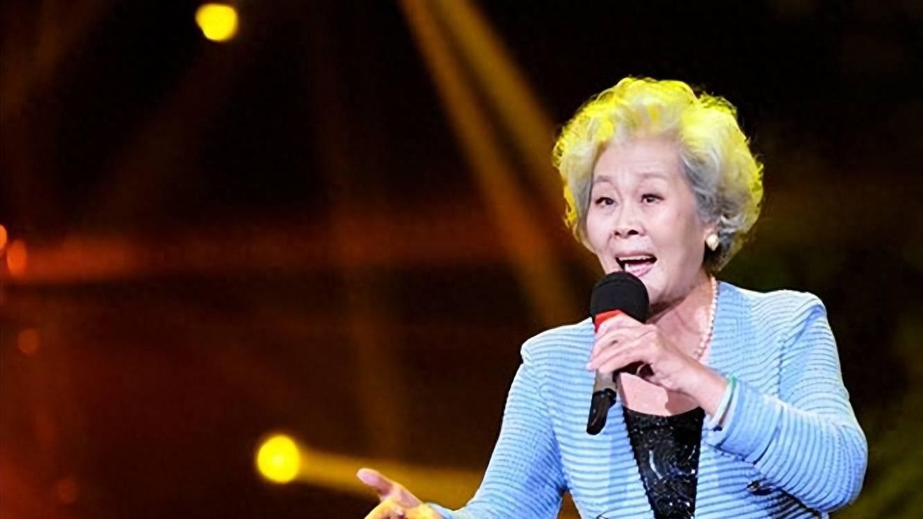 86岁歌唱家住养老院17年，子女背负骂名，背后原因让人感动