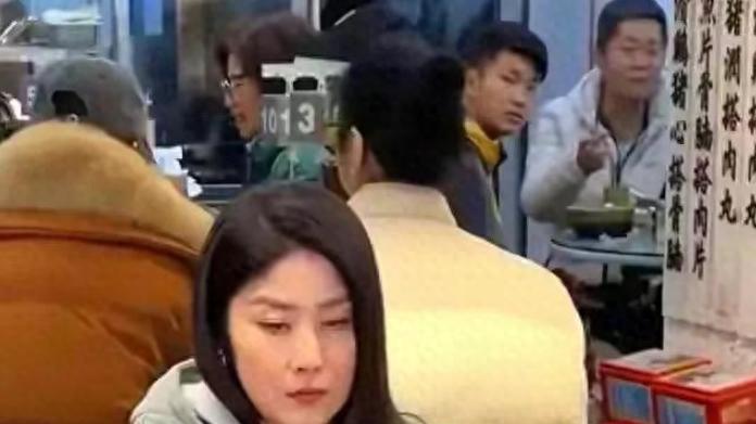 52岁陈慧琳在广州吃大排档 完全不顾淑女形象 这才真实