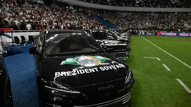 世界杯首次出线，乌兹别克斯坦总统豪赠球员42台比亚迪汽车