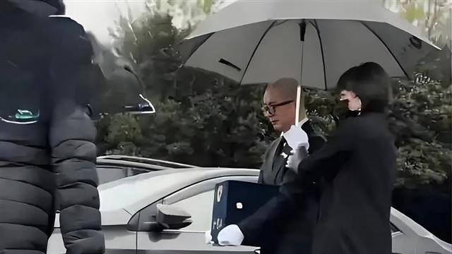 大S去世后，2019年的一张照片引发全网热议，死神找上先下车的人