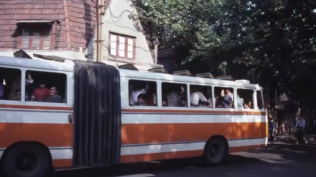 年轻的时候借宿同学家，同学母亲一眼看中我，还教我怎么追她女儿