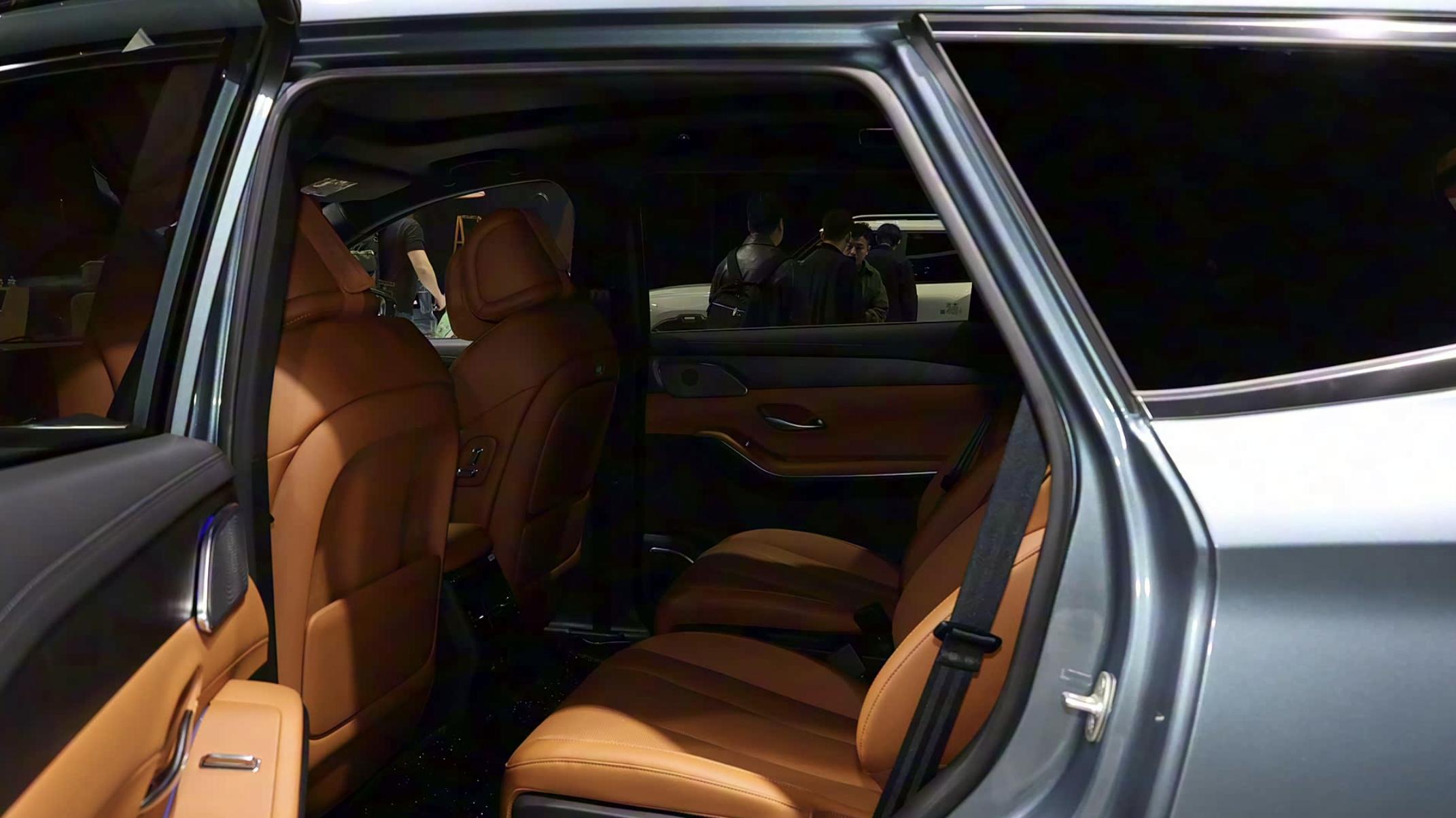 国民家用豪华SUV，5/6/7座布局，笼式车身，搭载自主研发鲲鹏动力