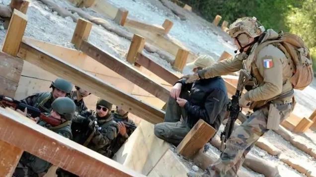 逃跑速度比法军还快！乌军王牌法械旅首战崩盘，1700人集体当逃兵