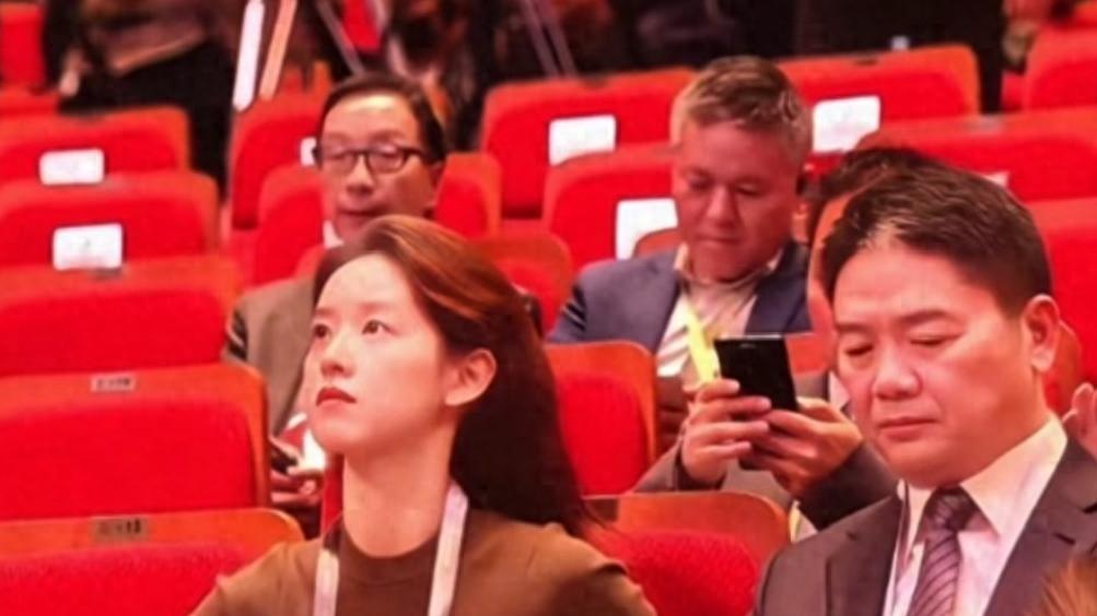 从亲密到疏离，章泽天和刘强东关系，到底怎么了