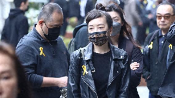 张震「前女友姐姐」路嘉怡现身告别式　致意：张妈妈是很活泼的长辈