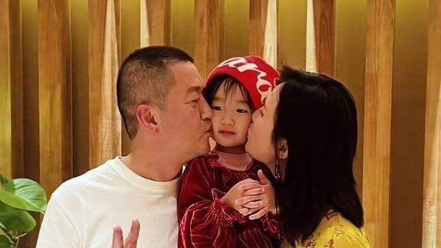 53岁李亚鹏情人节晒全家福，满脸老态皱纹多，夫妻容貌差距很大