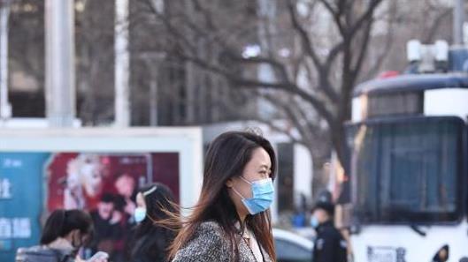 6厘米的粗跟长靴，白色靴筒和黑色粗跟设计，搭配蓝色紧身牛仔裤