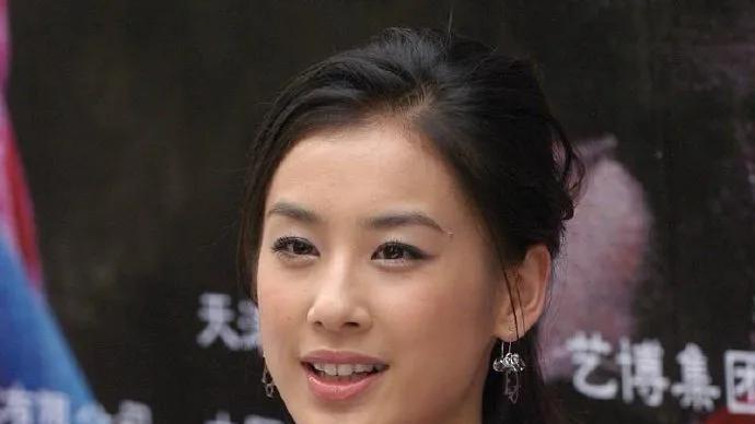 年轻时的黄圣依，以清纯形象著称，是很多人心目中的“白月光”