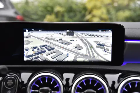 2025 款奔驰 A 级 AMG 双配置对比 5300 元差价的实用价值分析