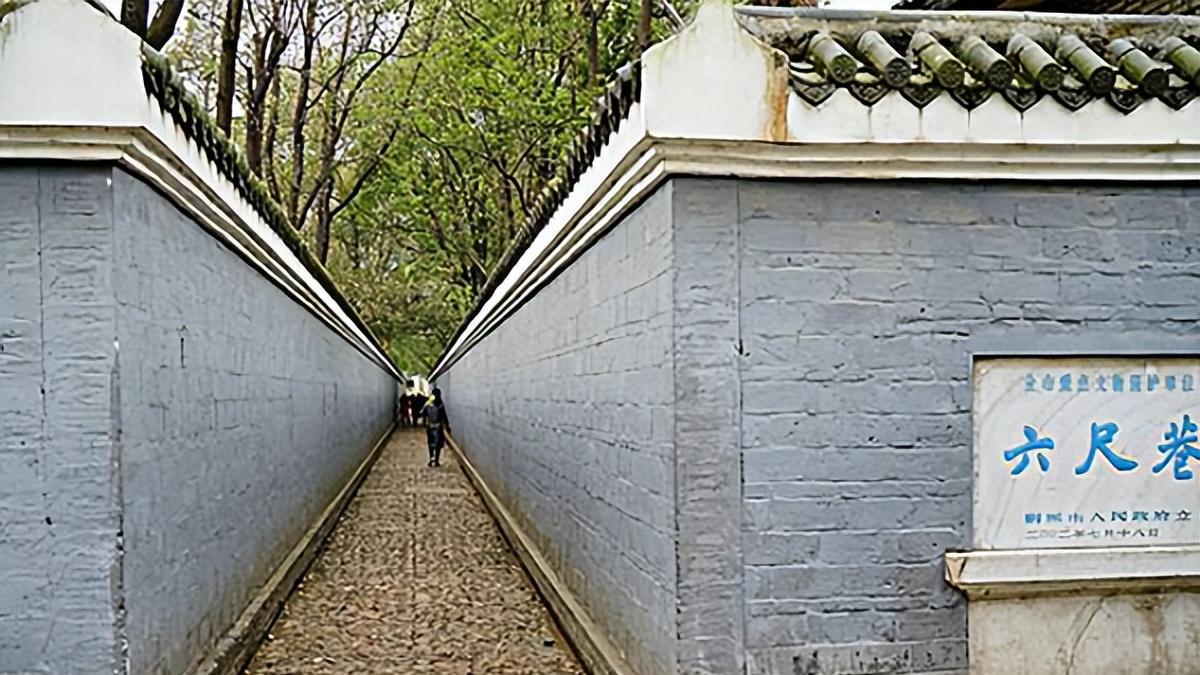 广西一男子建房子遭邻居阻挠后挖成鱼塘养鱼  男子：等他回来求我