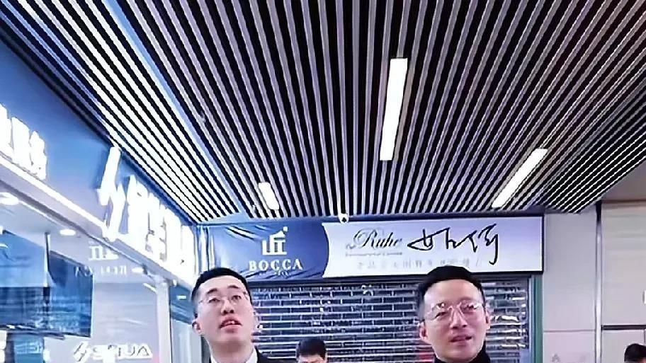 张兰在直播间大喊：别拍，别拍! 是的，她害怕了，她害怕因为她的