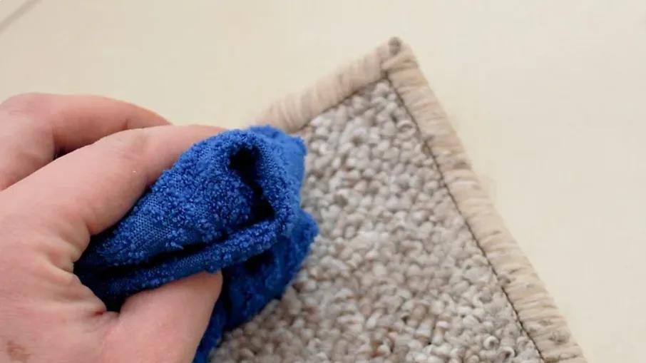 地毯上的牛奶等水溶性污渍如何处理