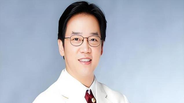 61岁广东名嘴陈维聪：一手好牌打稀烂，仍在坐牢，与妻女一别10年