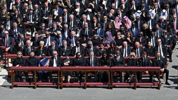 教宗方济各简朴葬礼落幕 170国领导人 25万民众送别 华语祈祷首现历史性时刻。