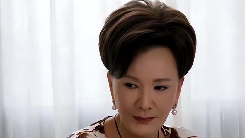 ​她曾嫁给“双性恋”丈夫被借腹生子，66岁时儿子去世，如今遭嘲讽