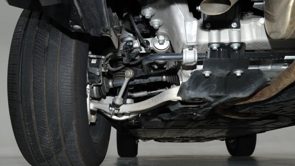 操控跟外观一样强悍，猛士M817比想象中出色，31.99万起售贵吗