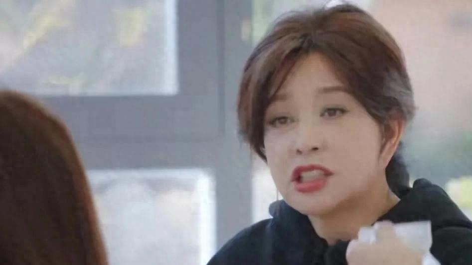 刘晓庆回应李小冉吃鱼风波，系剪辑师失误所致