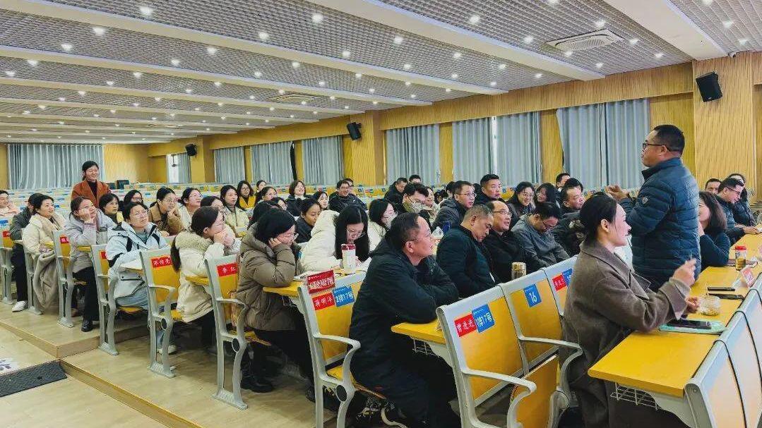 信阳市教研室数学教研员张健到羊山外国语中学开展专题讲座