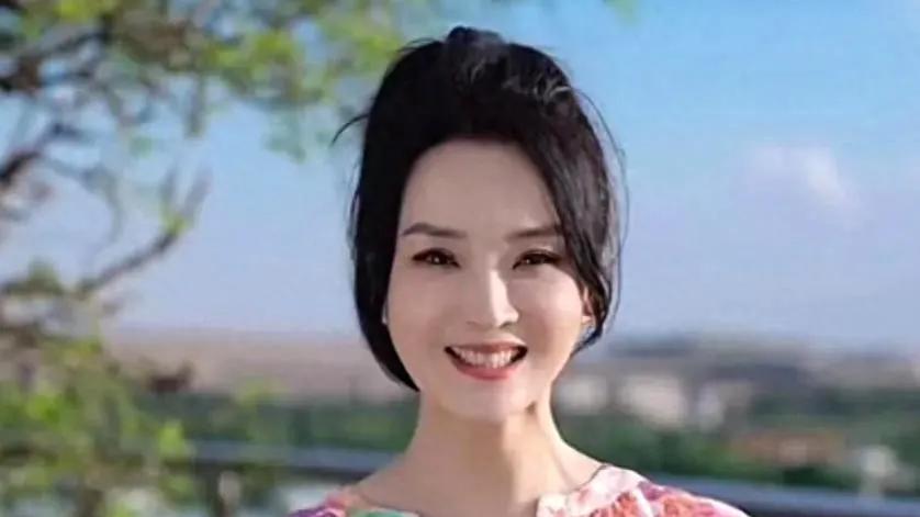 50岁王艳放飞自我！穿碎花裙拍照美回少女，故宫都成她拍照背景板