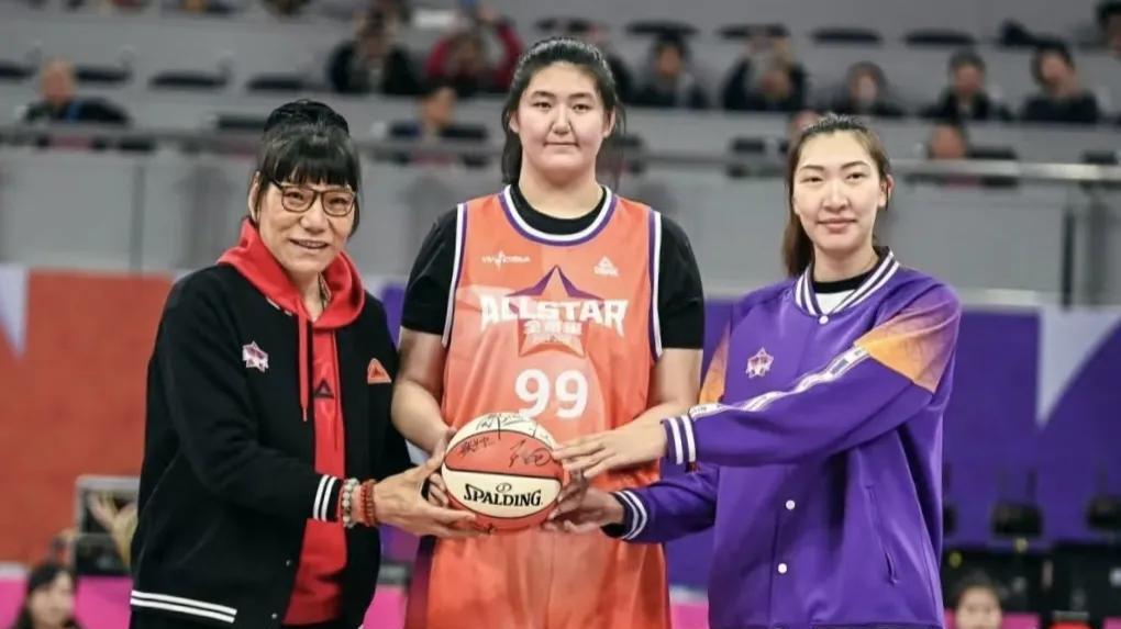 中国女篮12人大名单，新周期核心浮现，宫帅最美在赛场旨在破局！